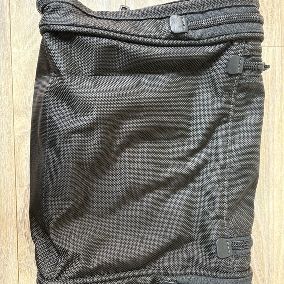 Tumi Black Toiletry Bag Durable and Stylish - Picture 2 of 8